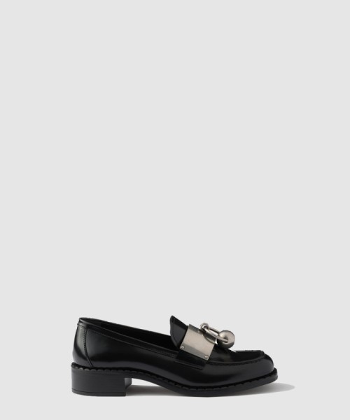 [PRADA-프라다]메탈 디테일이 돋보이는 브러시드 가죽 로퍼 1D981N