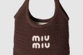 [MIUMIU-미우미우]아이비 라피아 효과 우븐 토트 백 5BG231