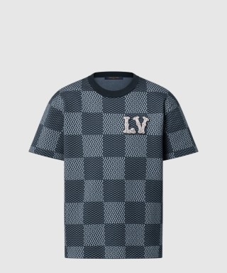 [LOUIS VUITTON-루이비통]다미에 쇼트 슬리브드 크루넥 위드 LV 크리스탈 패치 1AGHTK